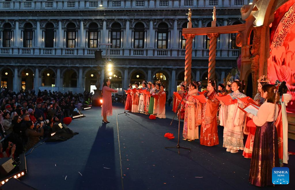 Traditional Chinese attire presented at Venice Carnival