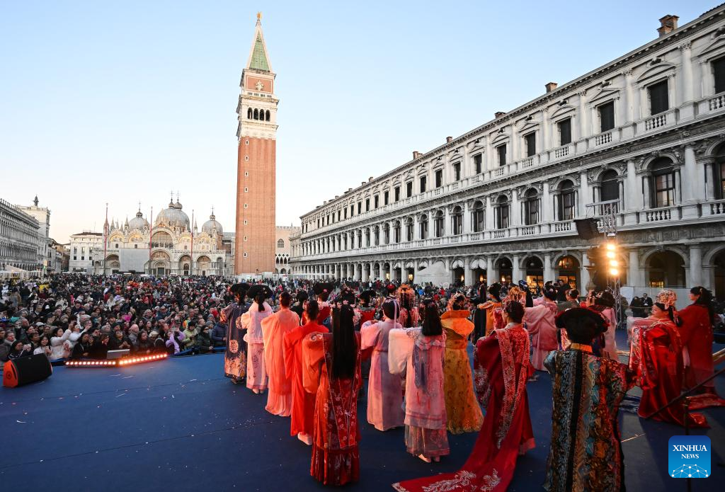 Traditional Chinese attire presented at Venice Carnival