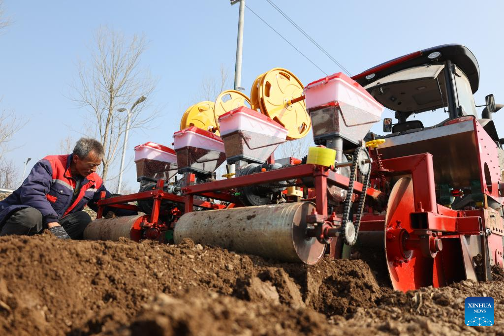 Farmers busy with spring farming across China