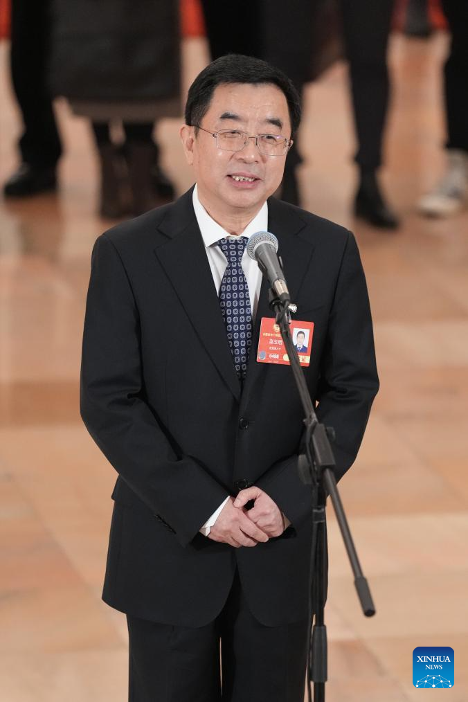 CPPCC members attend group interview ahead of closing meeting