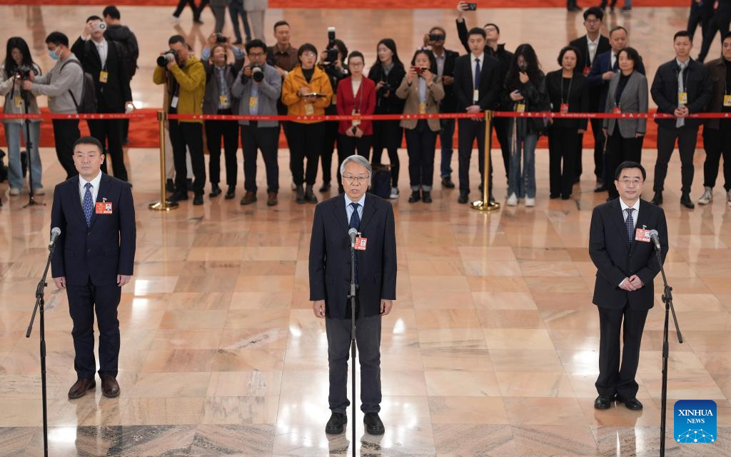 CPPCC members attend group interview ahead of closing meeting