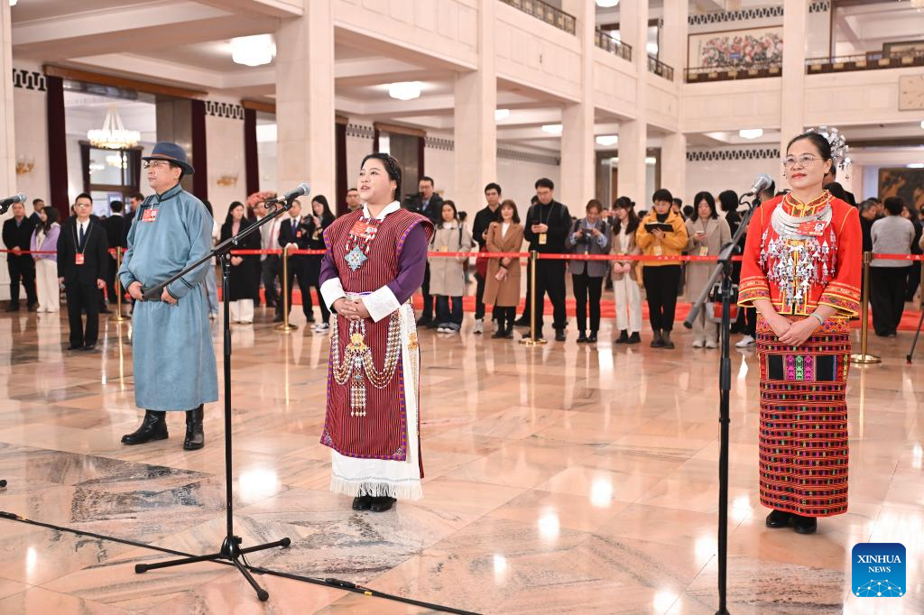 CPPCC members attend group interview ahead of closing meeting