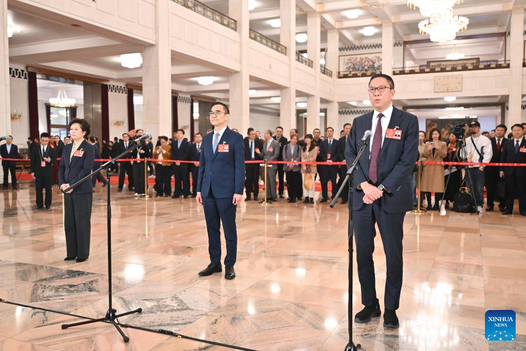 CPPCC members attend group interview ahead of closing meeting