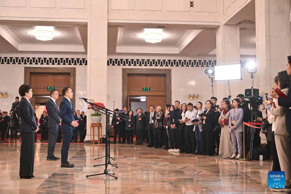 CPPCC members attend group interview ahead of closing meeting