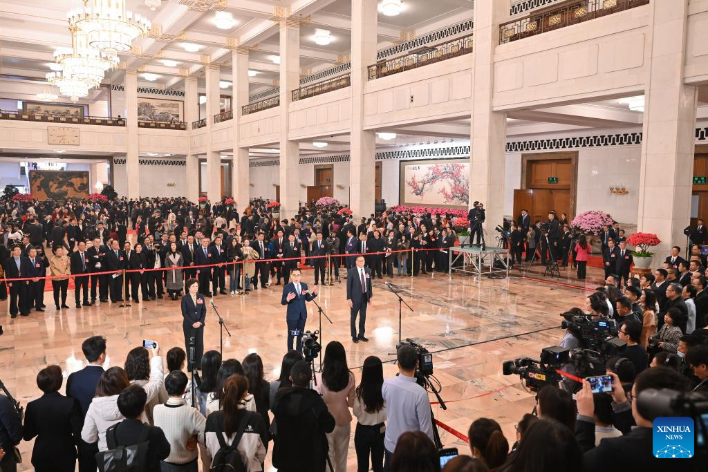 CPPCC members attend group interview ahead of closing meeting