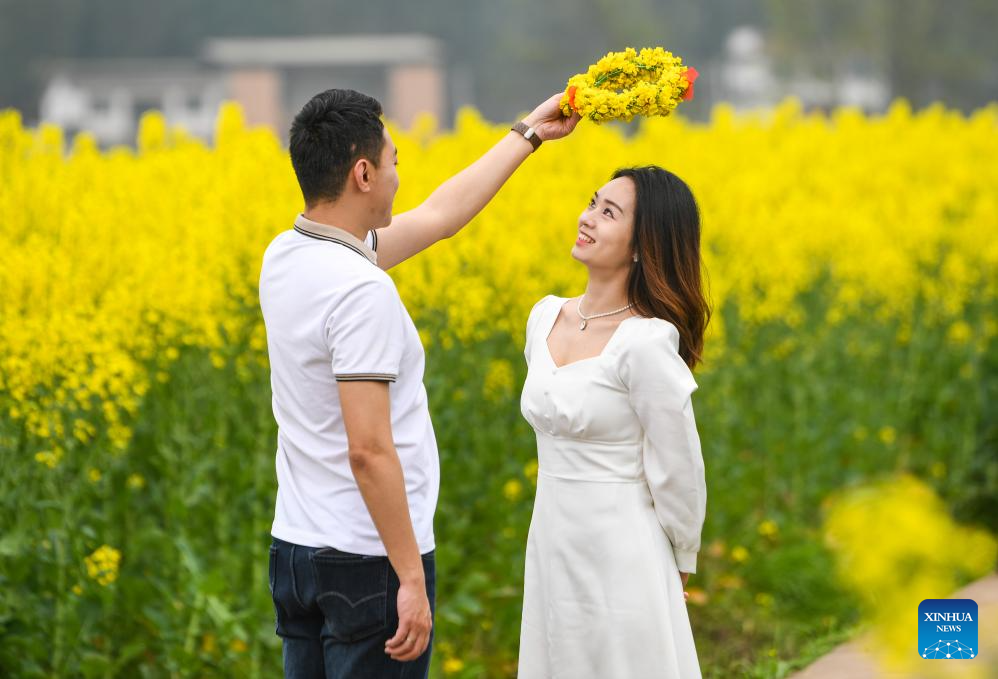 Tourists enjoy blooming rapeseed flowers at Chongkan scenic spot in Chongqing