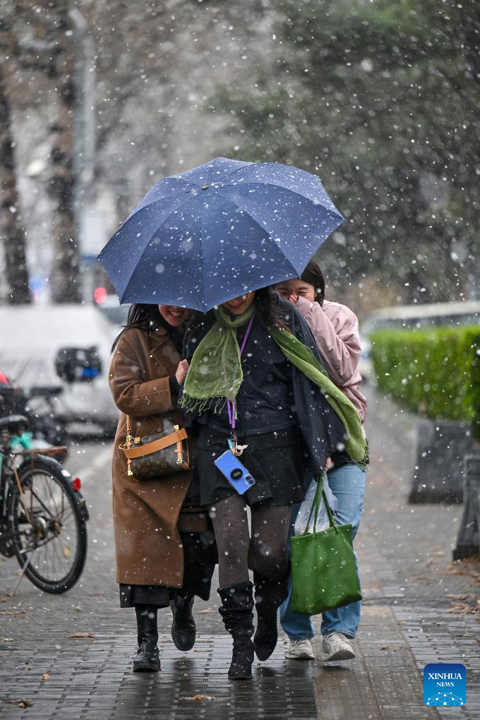 Beijing extends heating season amid cold wave, snowfall