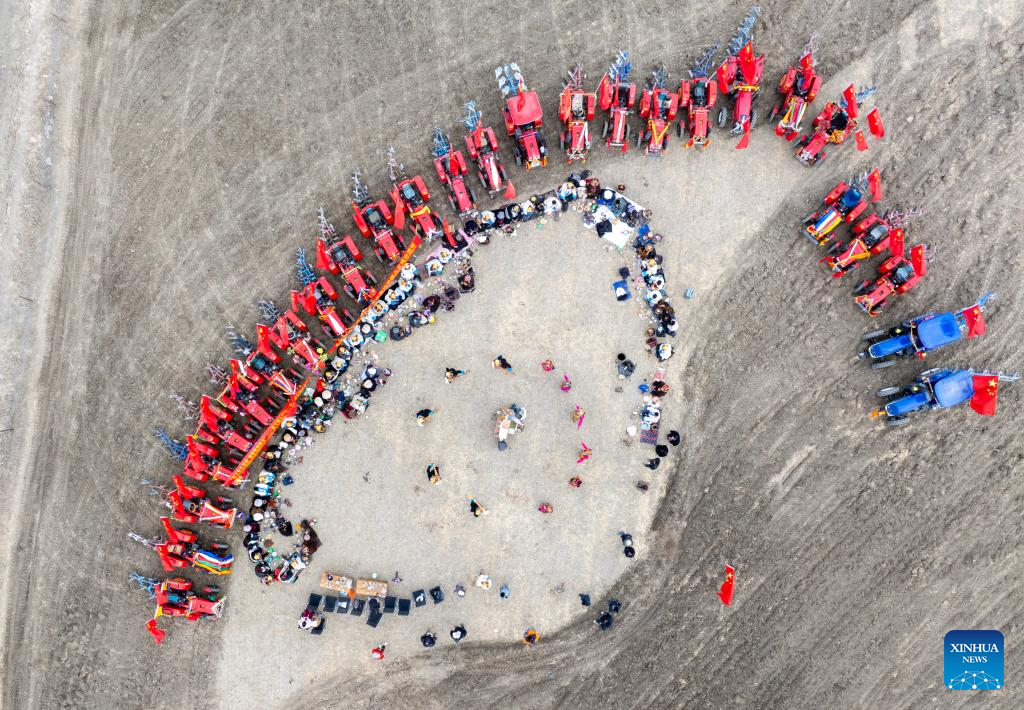 Farmers in SW China's Xizang welcome spring farming