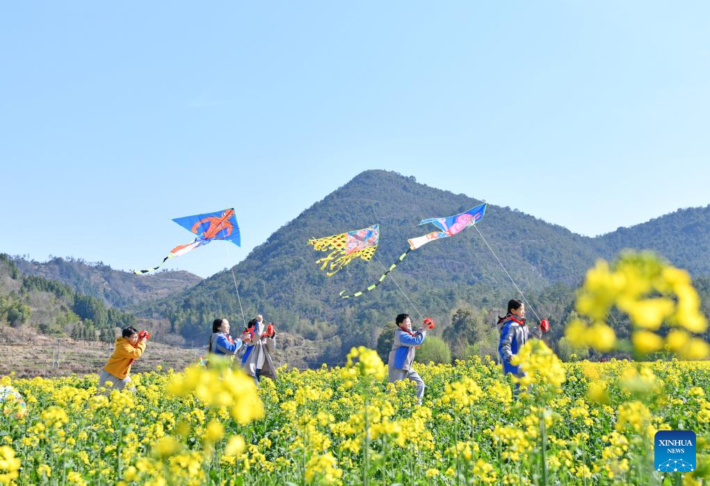 People enjoy spring blossoms across China