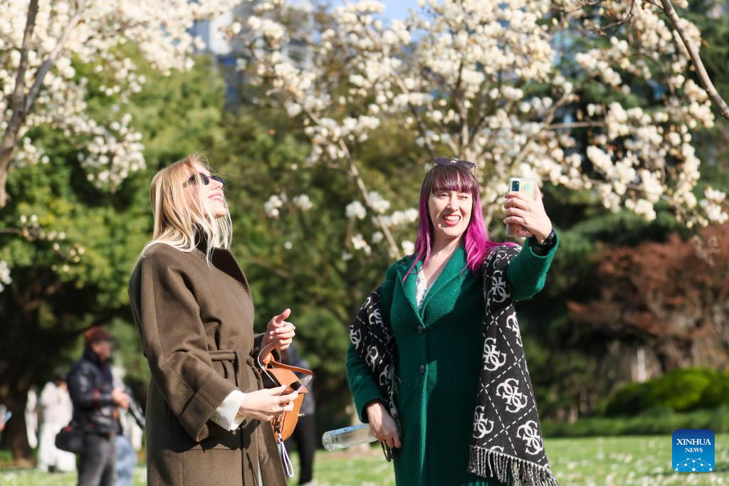 People enjoy scenery of blossoms across China