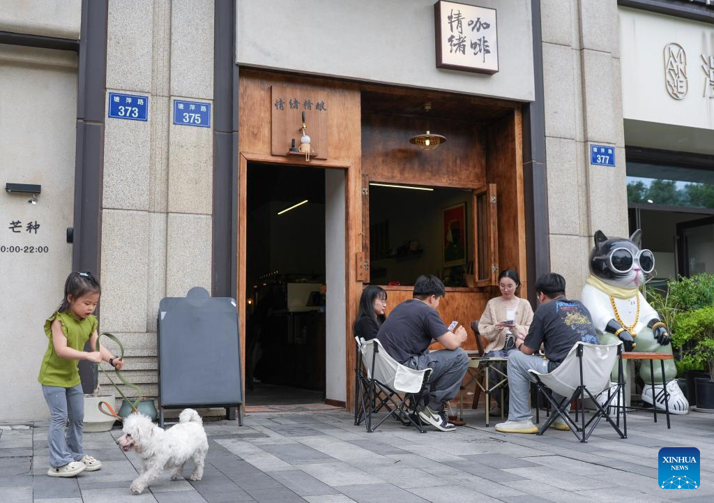People across China enjoy May Day holiday in various ways