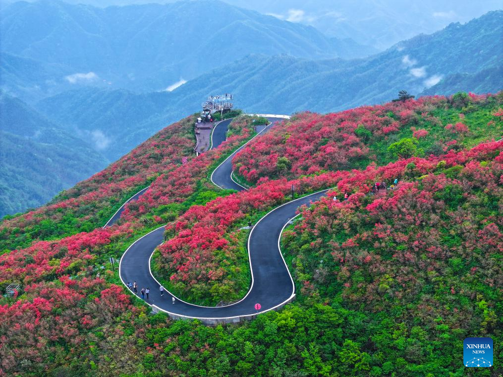 People across China enjoy May Day holiday in various ways
