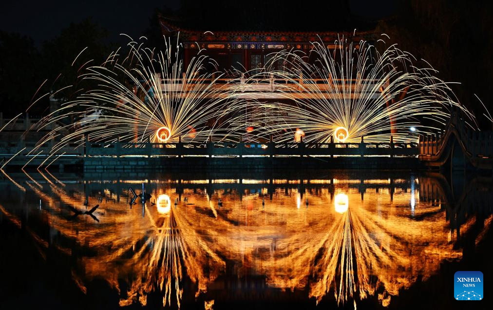 People across China enjoy May Day holiday in various ways