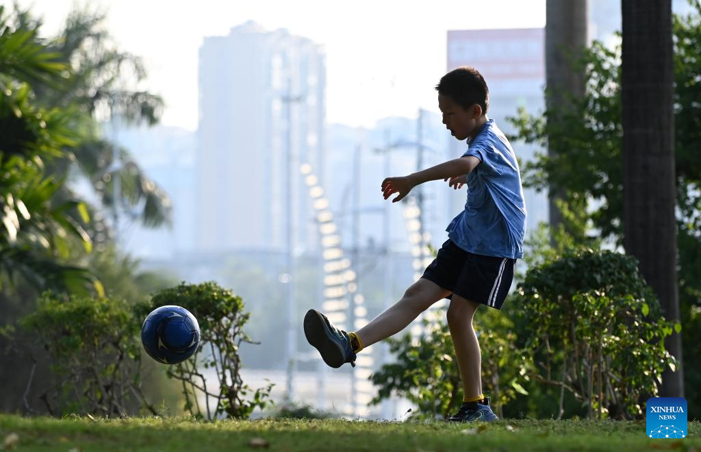 People across China enjoy May Day holiday in various ways
