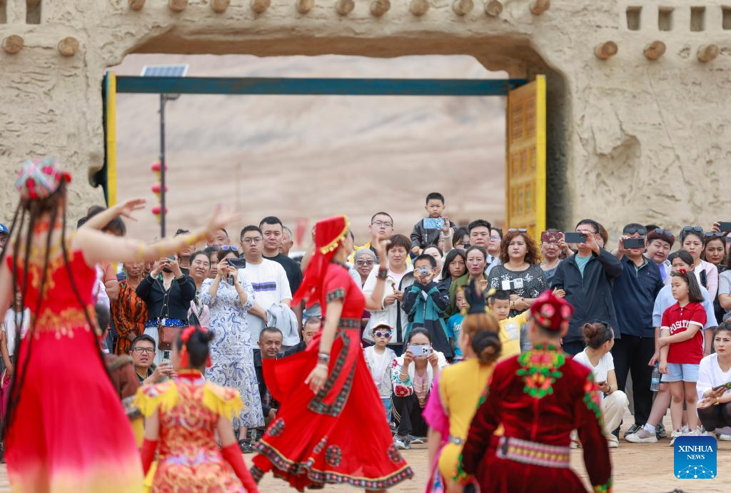 People across China enjoy May Day holiday in various ways