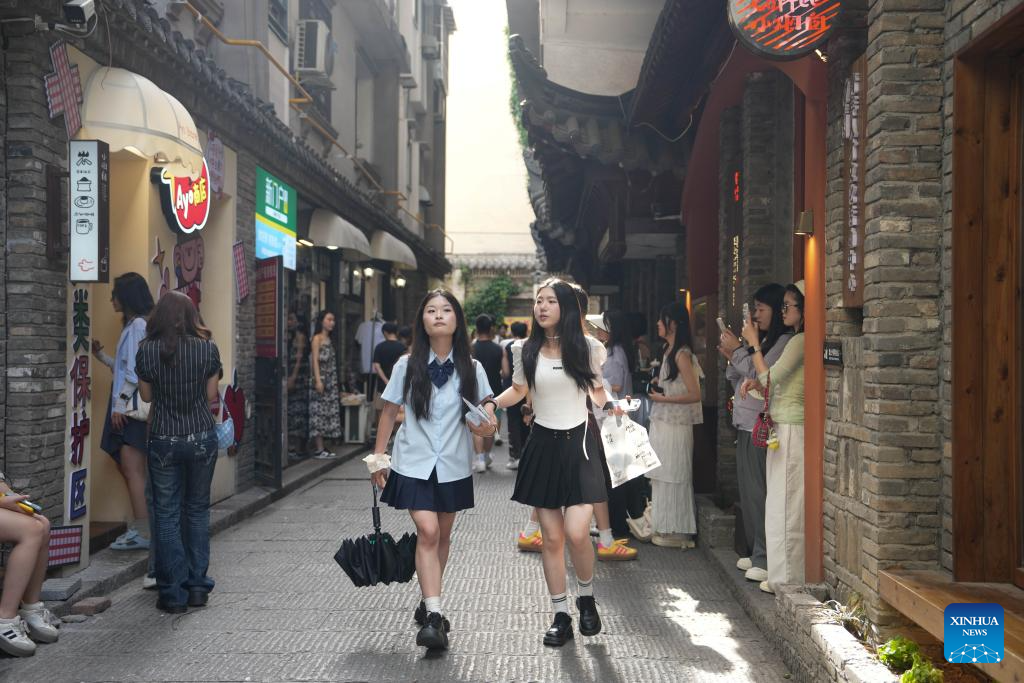 People across China enjoy May Day holiday in various ways