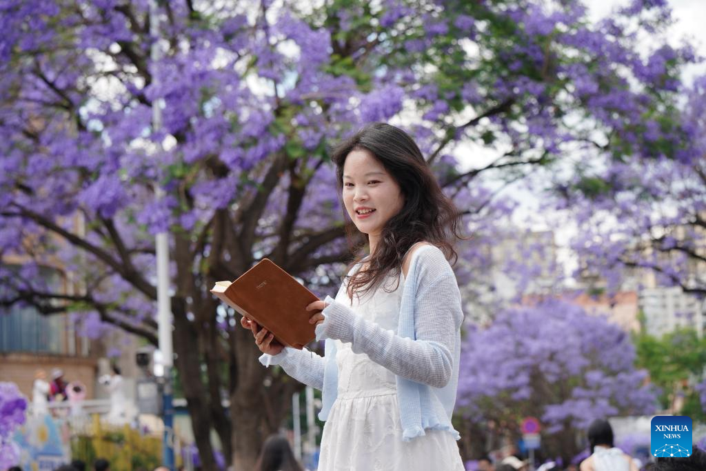 People across China enjoy May Day holiday in various ways