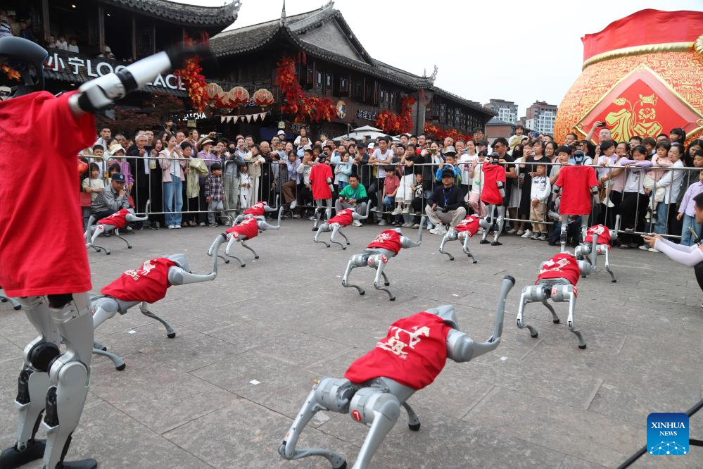 People across China enjoy May Day holiday in various ways