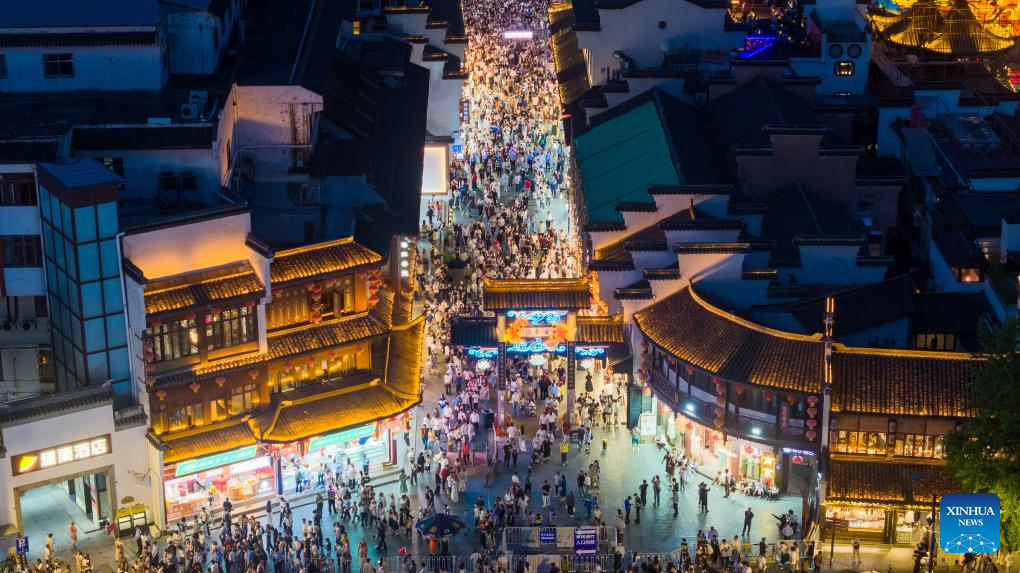 People across China enjoy May Day holiday in various ways