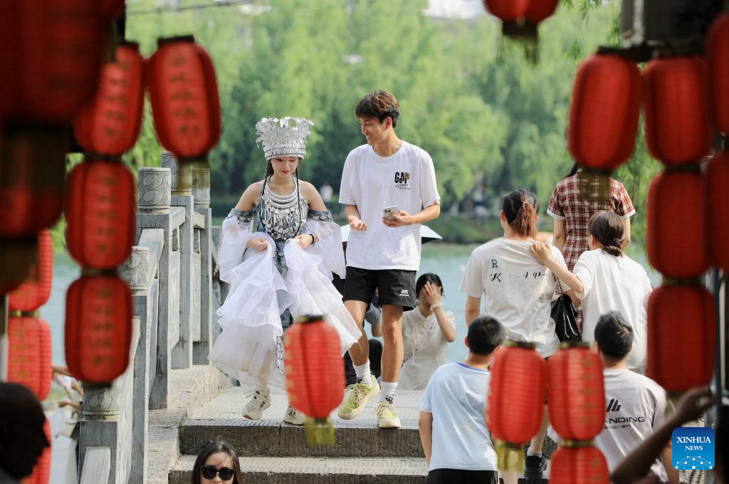 People across China enjoy May Day holiday in various ways
