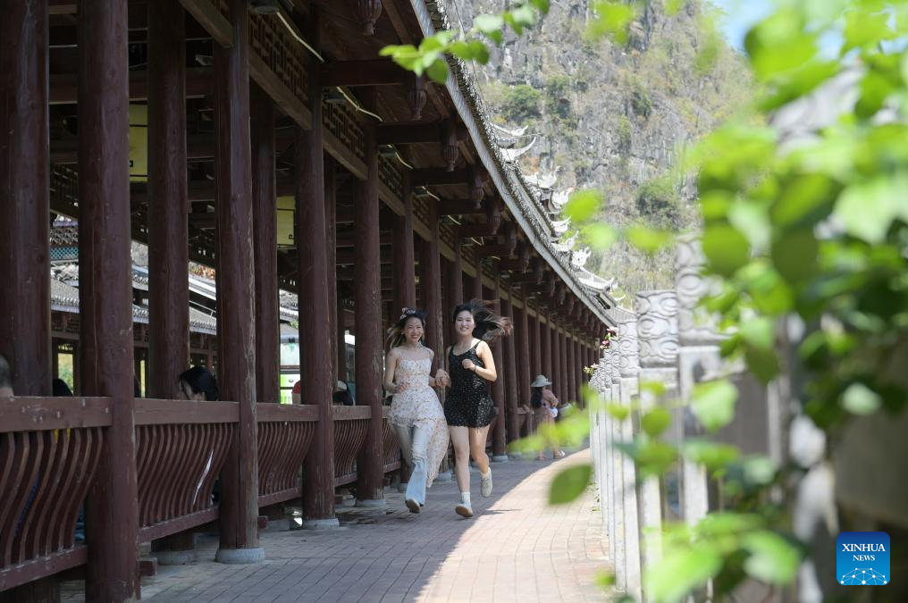 People across China enjoy May Day holiday in various ways