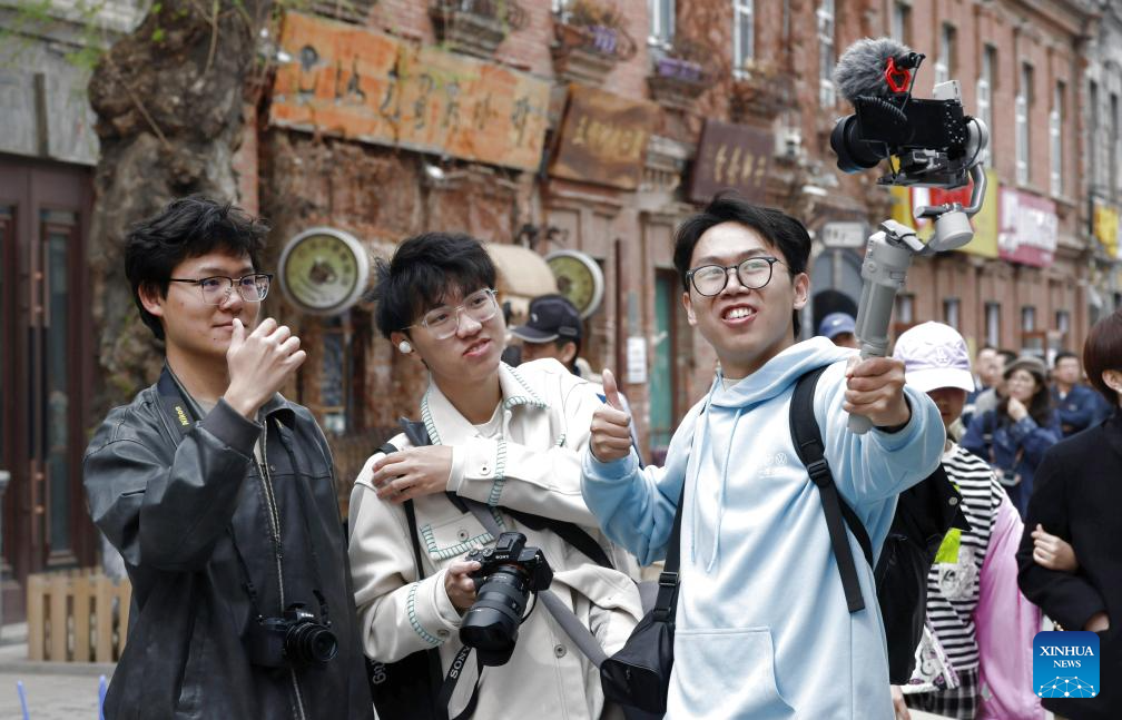 People across China enjoy May Day holiday in various ways