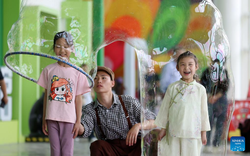People across China enjoy May Day holiday in various ways