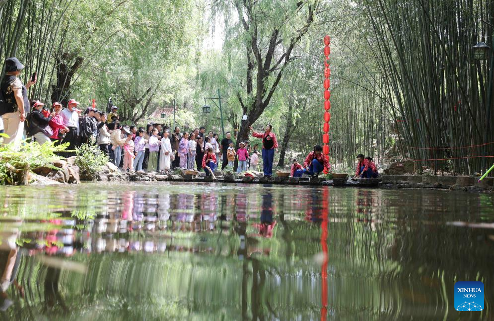People across China enjoy May Day holiday in various ways