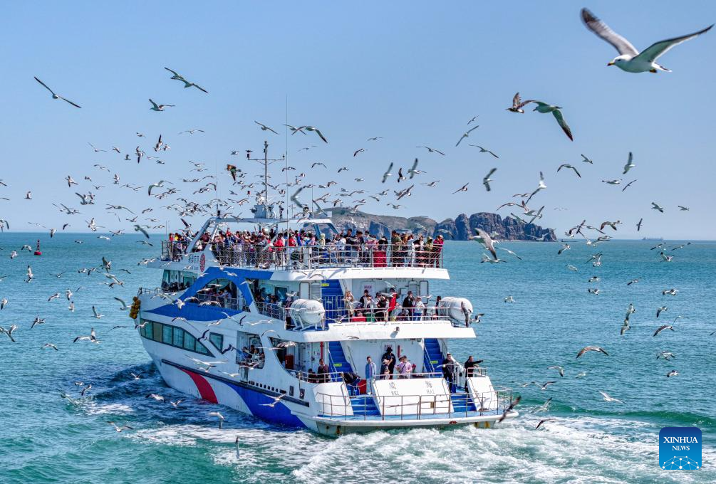 People across China enjoy May Day holiday in various ways