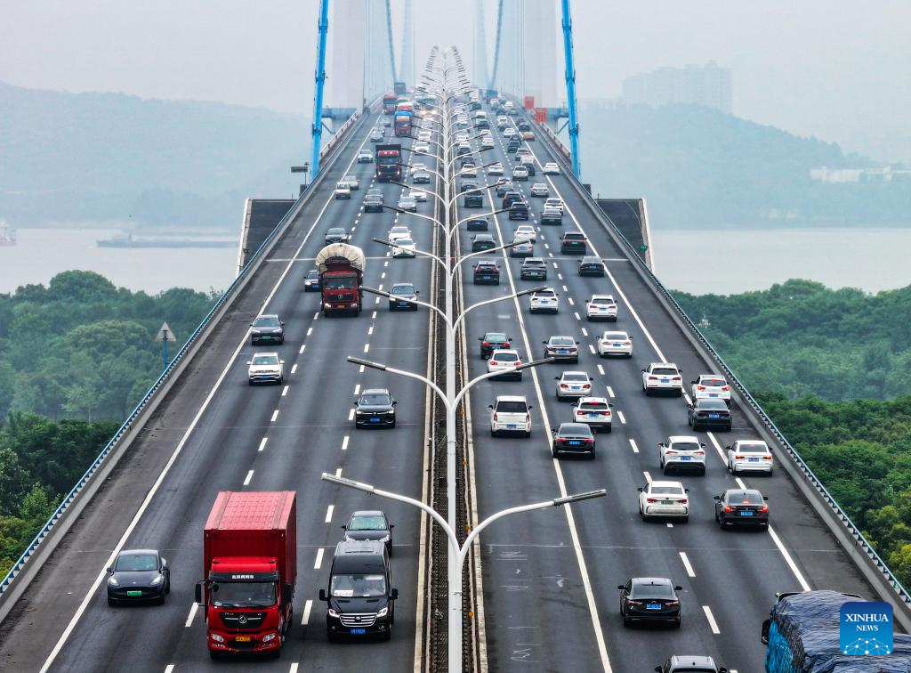 China sees surge in return trips on last day of May Day holiday