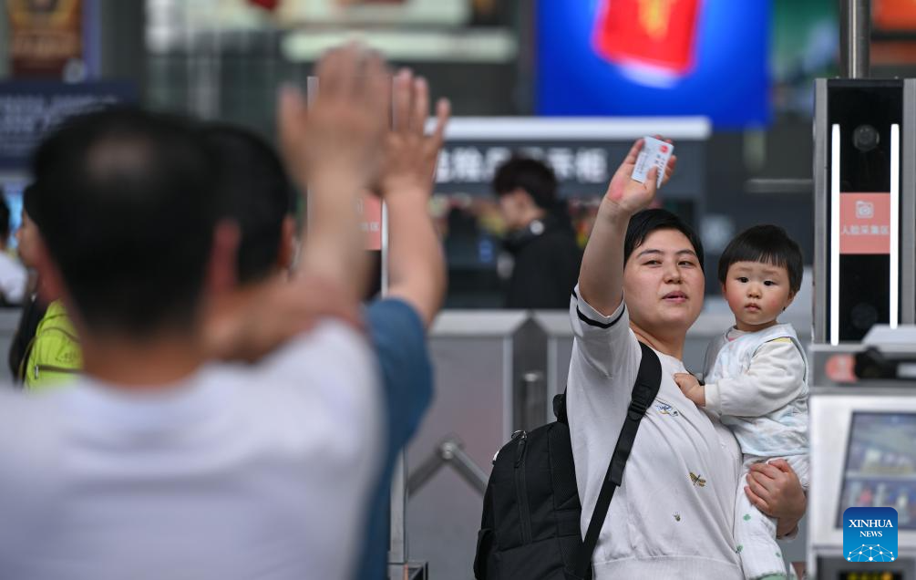 China sees surge in return trips on last day of May Day holiday