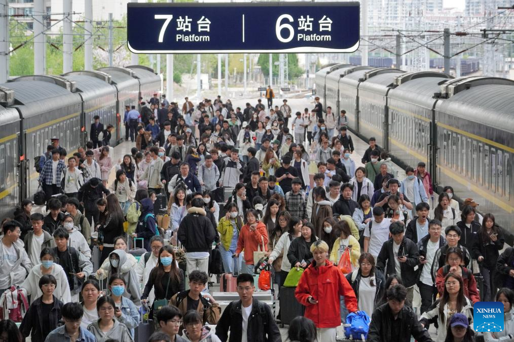 China sees surge in return trips on last day of May Day holiday
