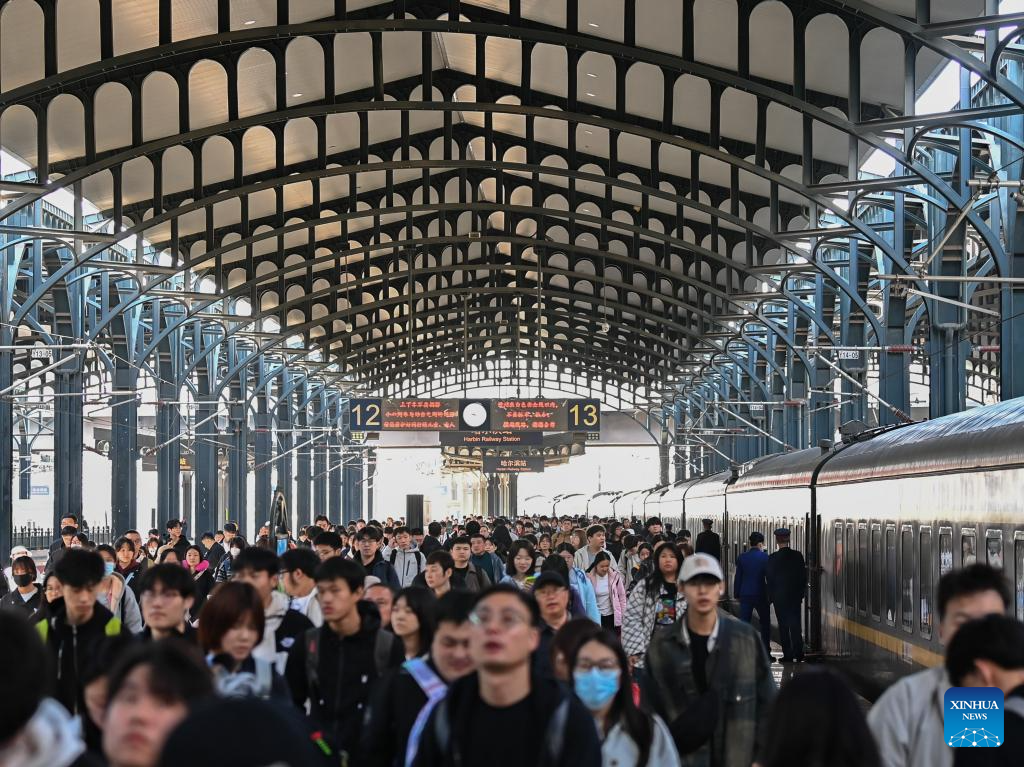 China sees surge in return trips on last day of May Day holiday