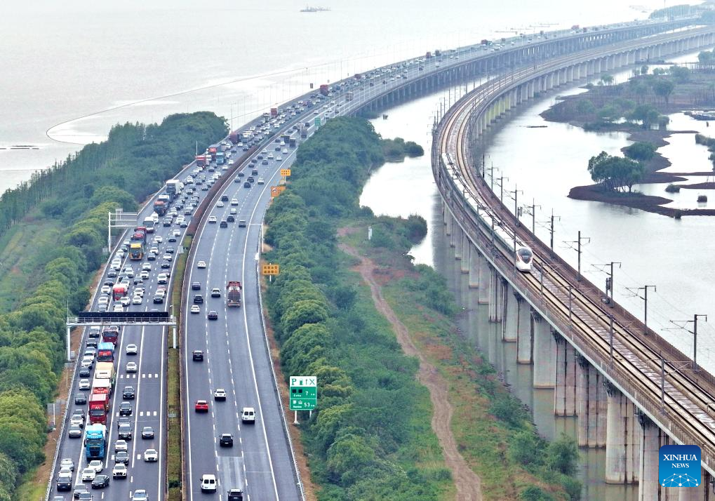 China sees surge in return trips on last day of May Day holiday