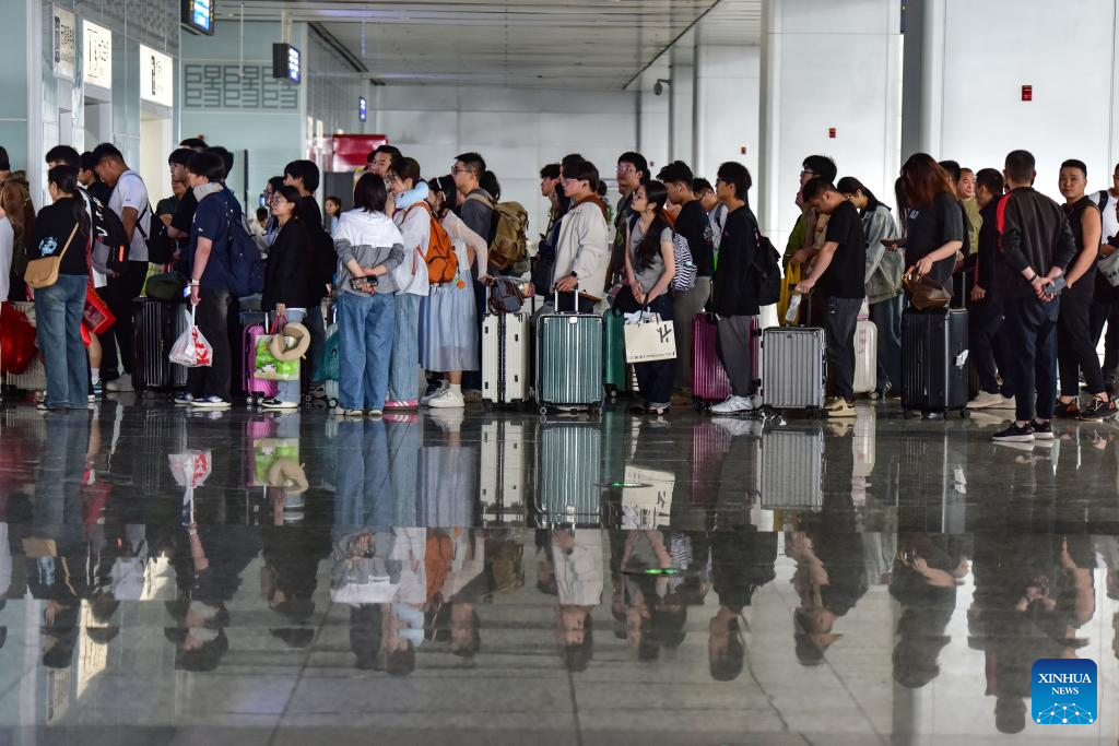 China sees surge in return trips on last day of May Day holiday