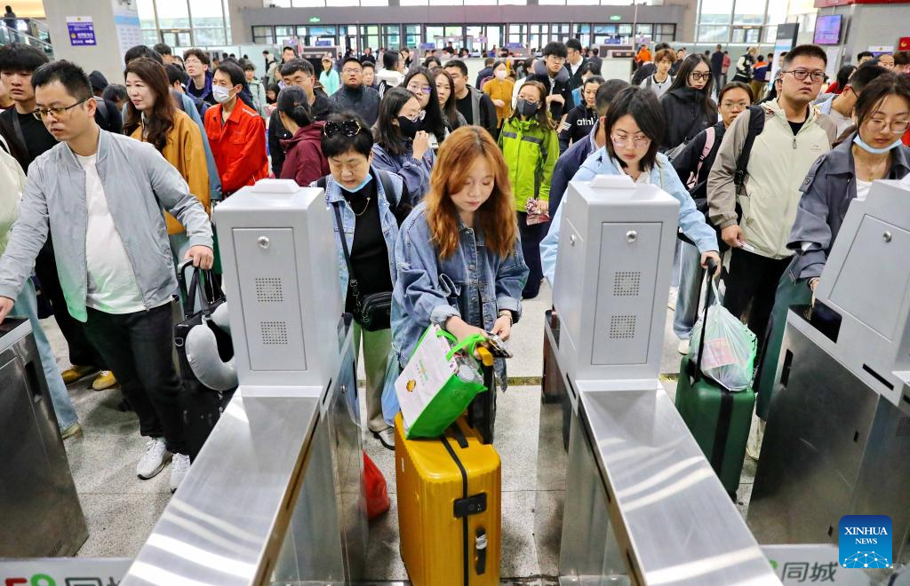 China sees surge in return trips on last day of May Day holiday
