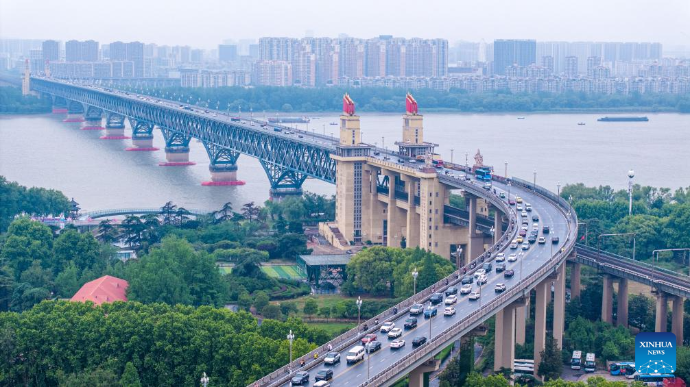 China sees surge in return trips on last day of May Day holiday
