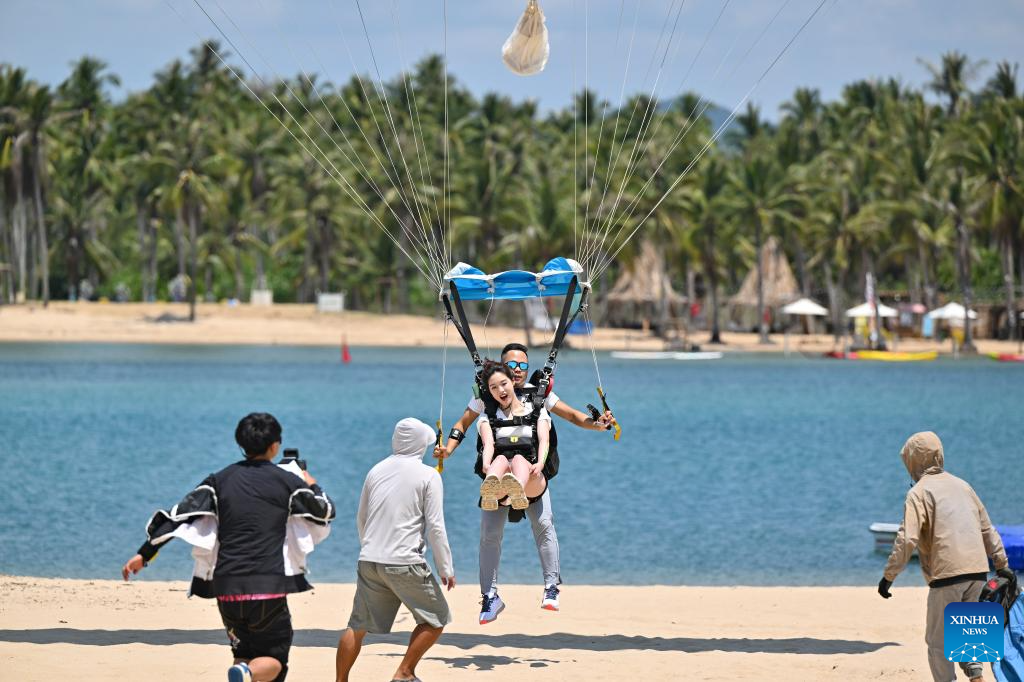 Low-altitude tourism activities become trendy among tourists in China's Hainan