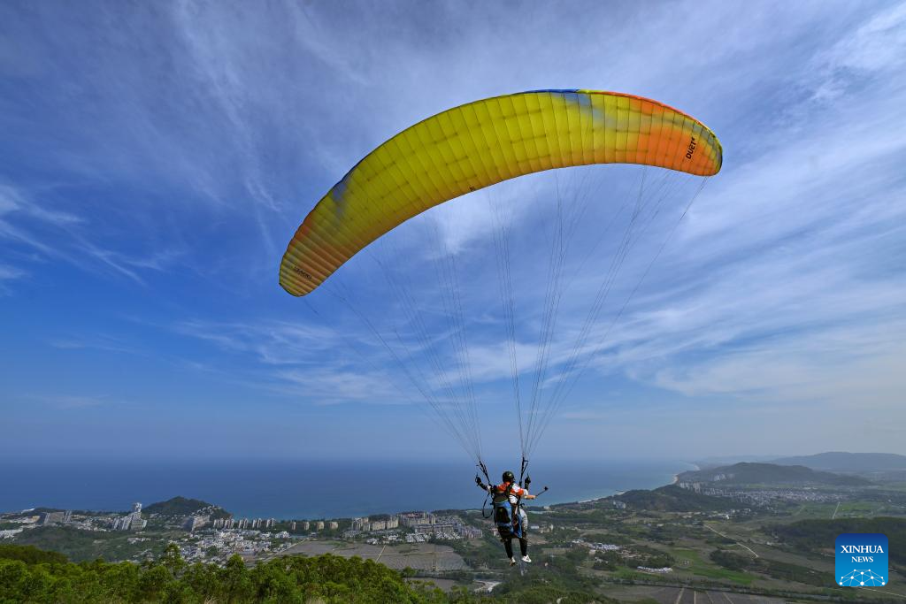 Low-altitude tourism activities become trendy among tourists in China's Hainan
