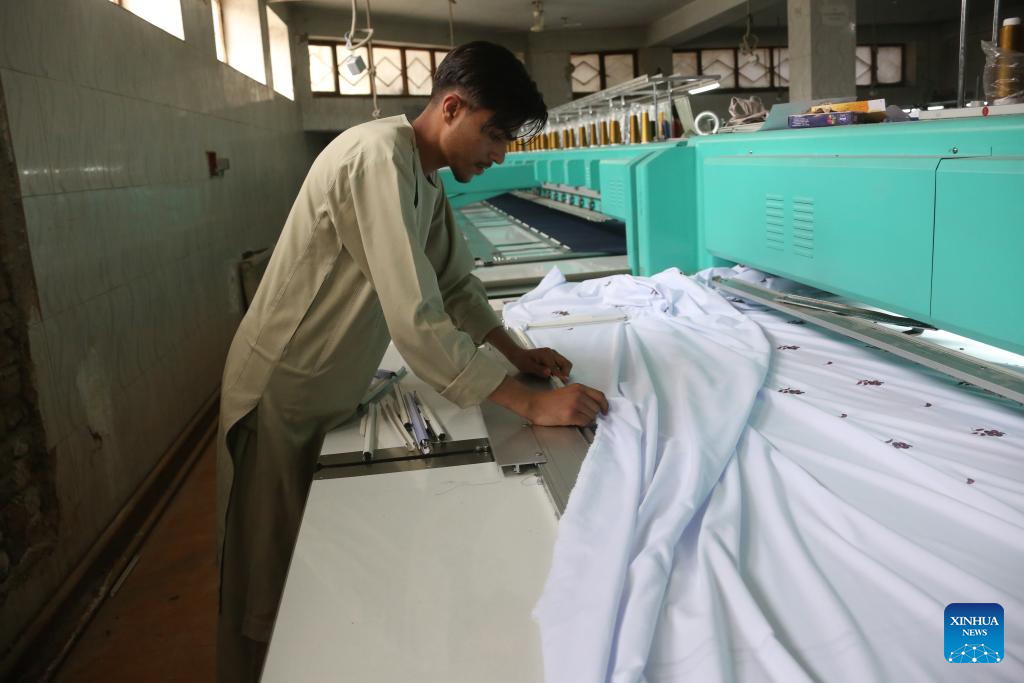 Feature: Afghan workers struggle amid debts, unemployment