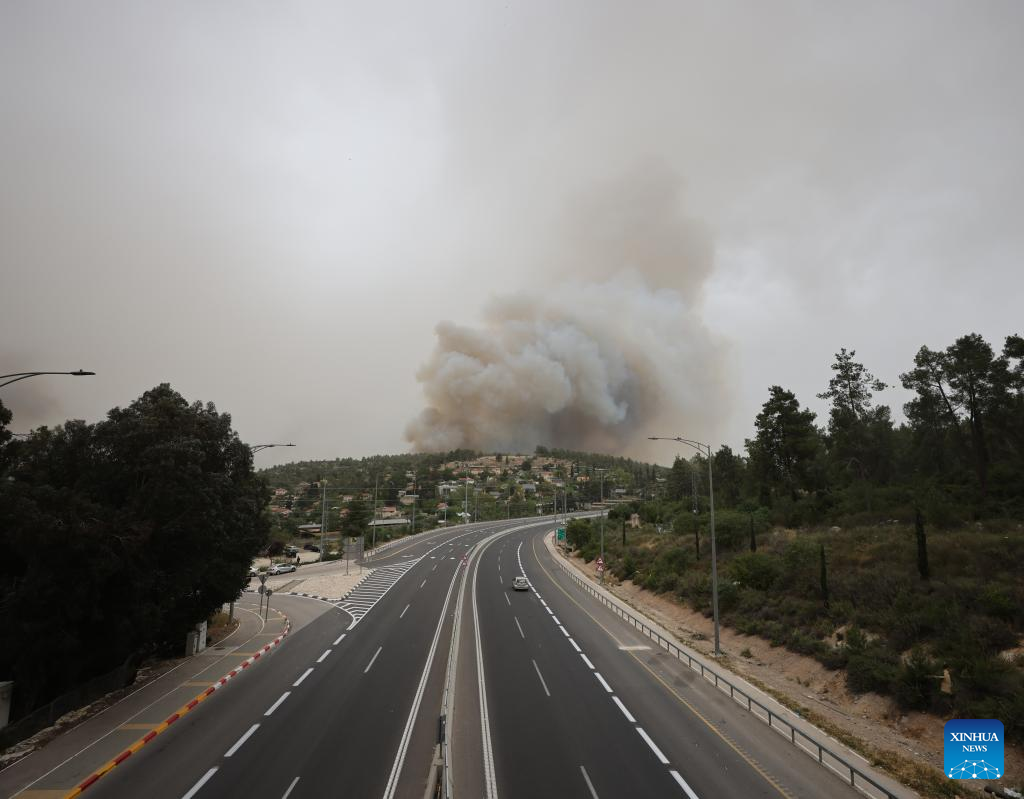 Large wildfire near Jerusalem forces evacuations, closes major highway