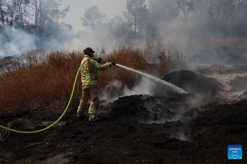Large wildfire near Jerusalem forces evacuations, closes major highway