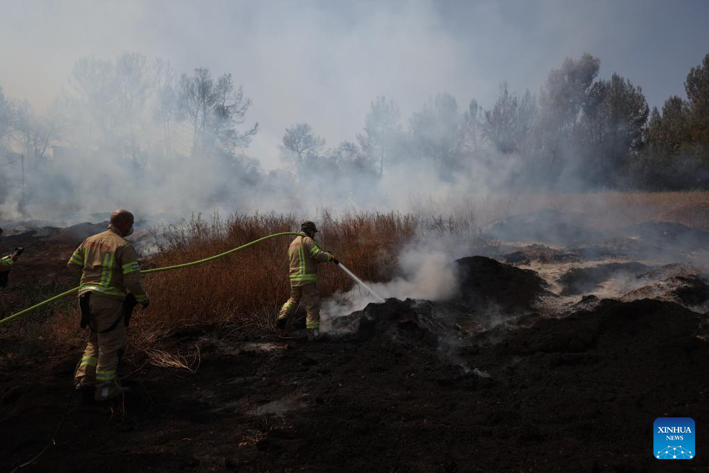 Large wildfire near Jerusalem forces evacuations, closes major highway