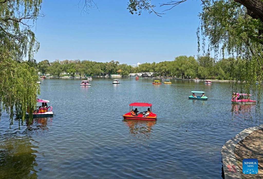 People enjoy early summer across China