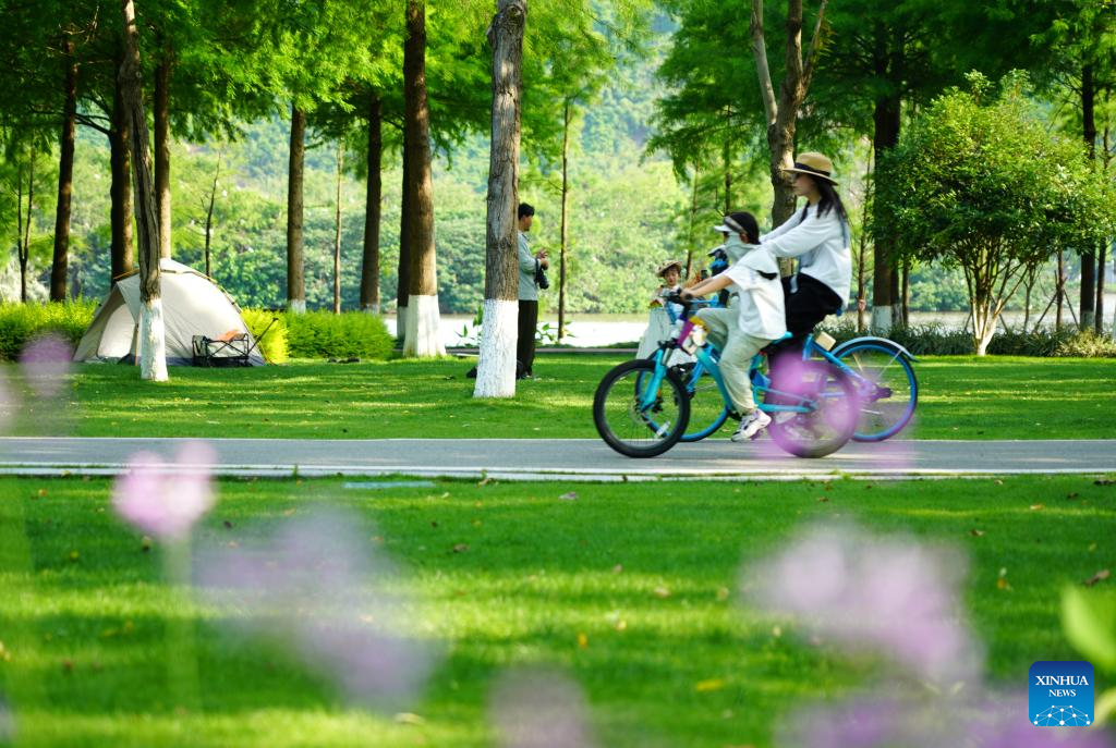 People enjoy early summer across China