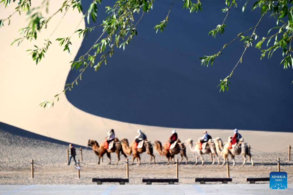 People enjoy early summer across China
