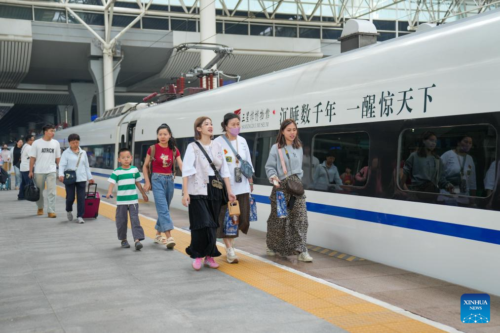 Sanxingdui-themed train put into operation in Chengdu