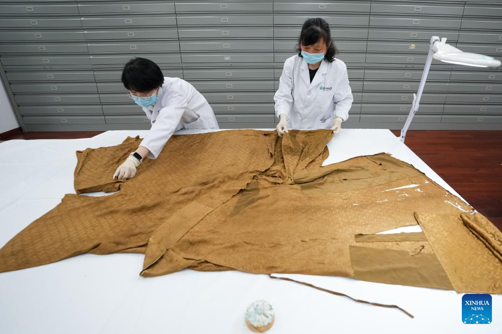 Pic story of silk restorers at Suzhou Silk Museum in China's Jiangsu