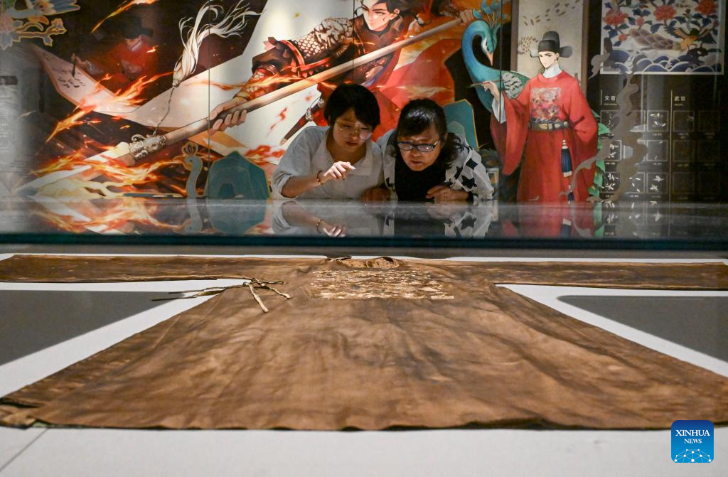 Pic story of silk restorers at Suzhou Silk Museum in China's Jiangsu