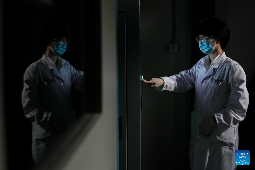 Pic story of silk restorers at Suzhou Silk Museum in China's Jiangsu